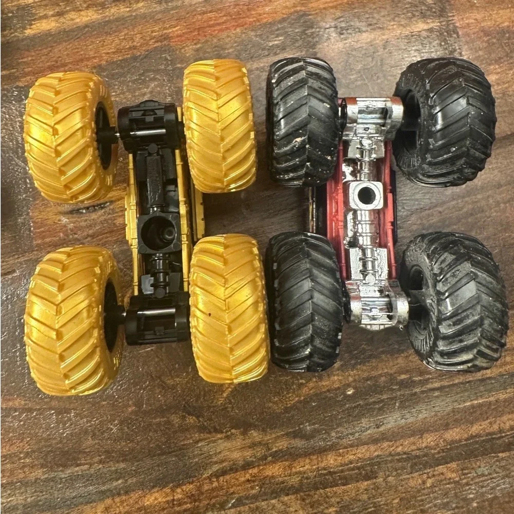 Monster Jam Fire Starter & 5 Alarm Truck Gold Fire Truck 1:64  Hot‎ Wheels Set 2